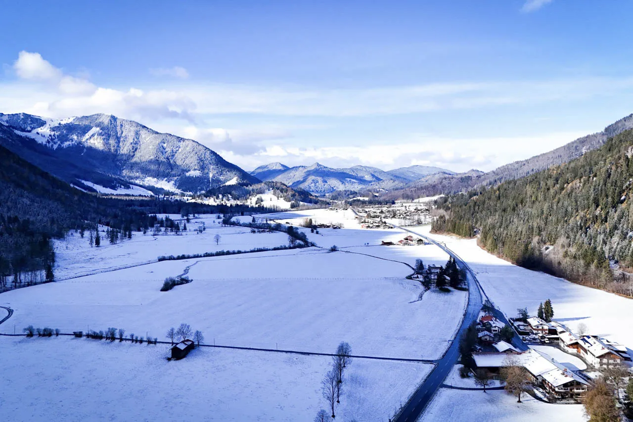 Verschneites Tal bei Bayrischzell